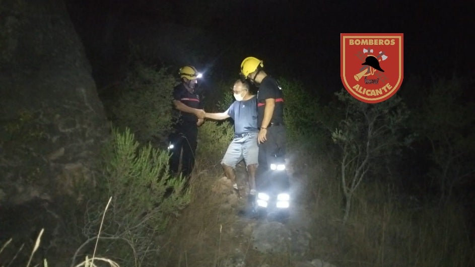 Dos senderistas, uno de ellos herido, quedan atrapados en una zona abrupta de la sierra alicantina Dos senderistas, uno de ellos herido, quedan atrapados en una zona abrupta de la sierra alicantina