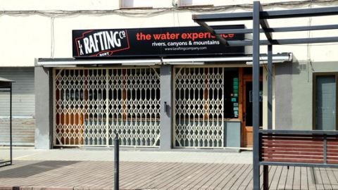Empresa amb la persiana abaixada