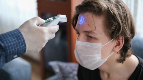 Toma de temperatura con un term&oacute;metro infrarrojo