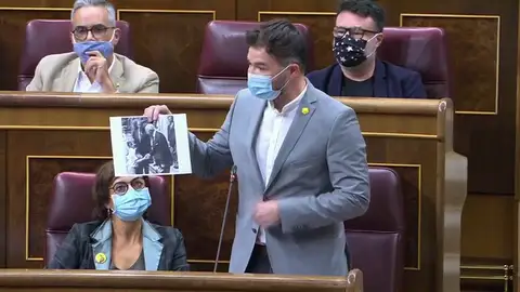 Rufián: "Vox tiene aquí 52 diputados, pero en total tiene 53 porque tiene uno en la Zarzuela" Rufián: "Vox tiene aquí 52 diputados, pero en total tiene 53 porque tiene uno en la Zarzuela"