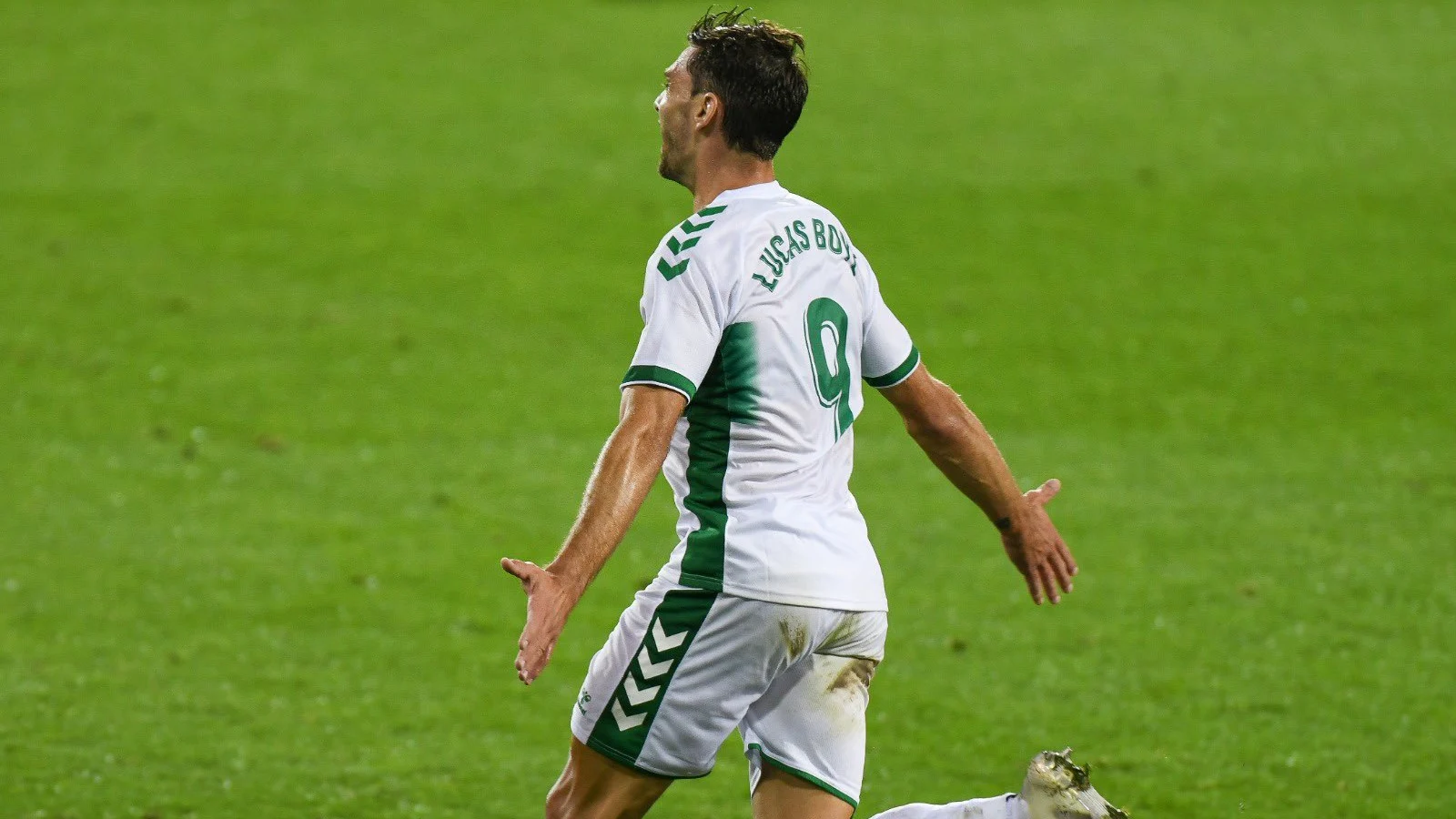 El delantero Lucas Boyé celebra su primer gol con el Elche, en Primera División, frente al Eibar. ELCHE CF