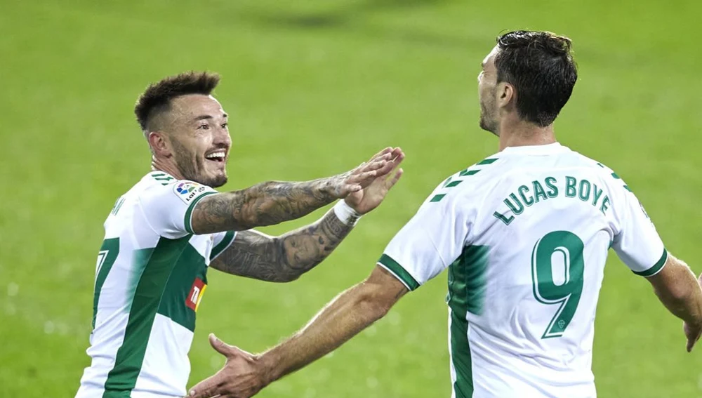 Josan Ferrández y Lucas Boyé celebran el primer gol de la temporada del Elche CF. Josan Ferrández y Lucas Boyé celebran el primer gol de la temporada del Elche CF.