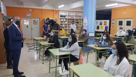El consejero de Educaci&oacute;n, Felipe Faci, en el IES Virgen del Pilar