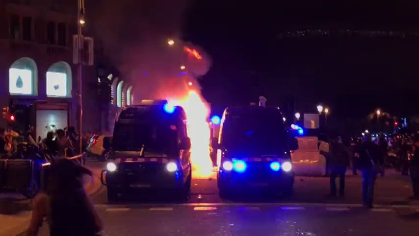 Territorio Negro: El papel de los Mossos d'Esquadra en los disturbios de Cataluña Territorio Negro: El papel de los Mossos d'Esquadra en los disturbios de Cataluña