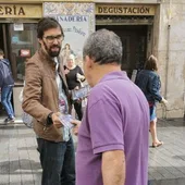José Luis Bueno, durante un reparto electoral José Luis Bueno, durante un reparto electoral