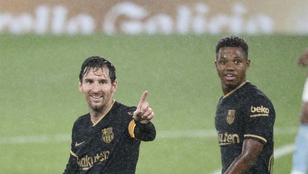 Leo Messi celebra su gol con Ansu Fati.