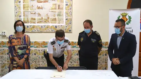 Imatge de la signatura de renovació del servei Viogen. L´acord suposa la incorporació de dos agents formats al Viogen que desenvolupa la Policia Nacional.