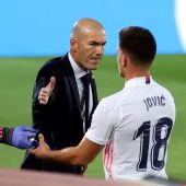 Zidane felicita a Jovic. 