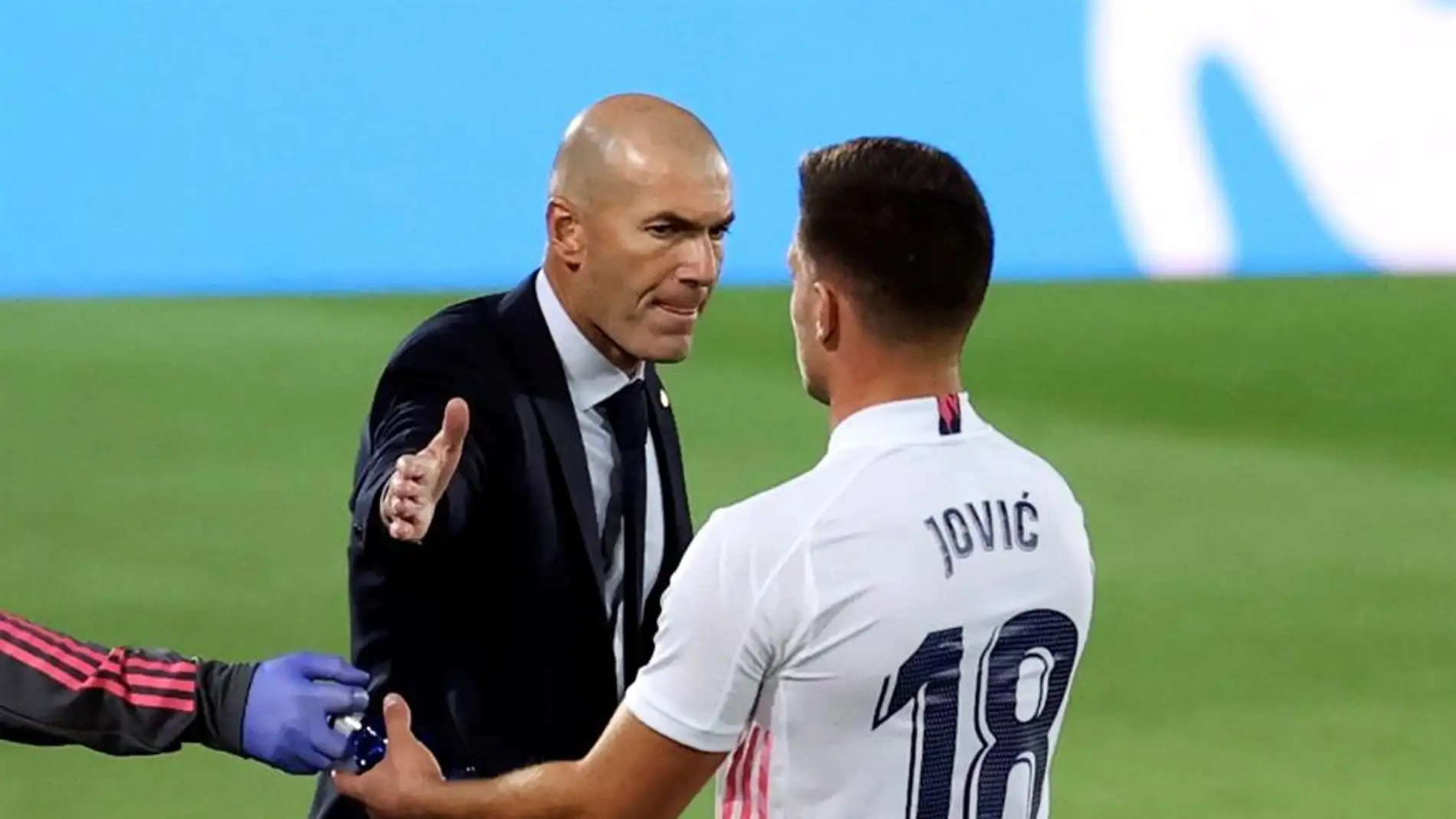 Zidane felicita a Jovic. 