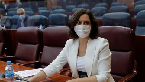 La presidenta regional, Isabel D&iacute;az-Ayuso, al inicio del pleno de la Asamblea de Madrid.