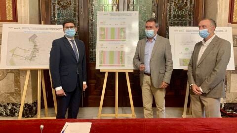 El alcalde de Sevilla, Juan Espadas, acompa&ntilde;ado del consejero delegado de Emasesa, Jaime Palop y del portavoz de Ciudadanos &Aacute;lvaro Pimentel