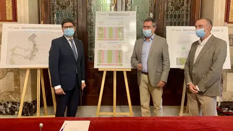 El alcalde de Sevilla, Juan Espadas, acompañado del consejero delegado de Emasesa, Jaime Palop y del portavoz de Ciudadanos Álvaro Pimentel El alcalde de Sevilla, Juan Espadas, acompañado del consejero delegado de Emasesa, Jaime Palop y del portavoz de Ciudadanos Álvaro Pimentel