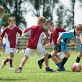 Niños jugando al fútbol Niños jugando al fútbol