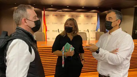 Mari Carmen Sánchez y los cineastas del foro "Alicante Plató de Cine" Mari Carmen Sánchez y los cineastas del foro "Alicante Plató de Cine"