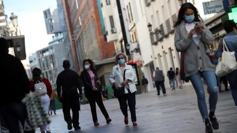 Ciudadanos con mascarilla en el centro de Madrid, horas antes de las nuevas restricciones