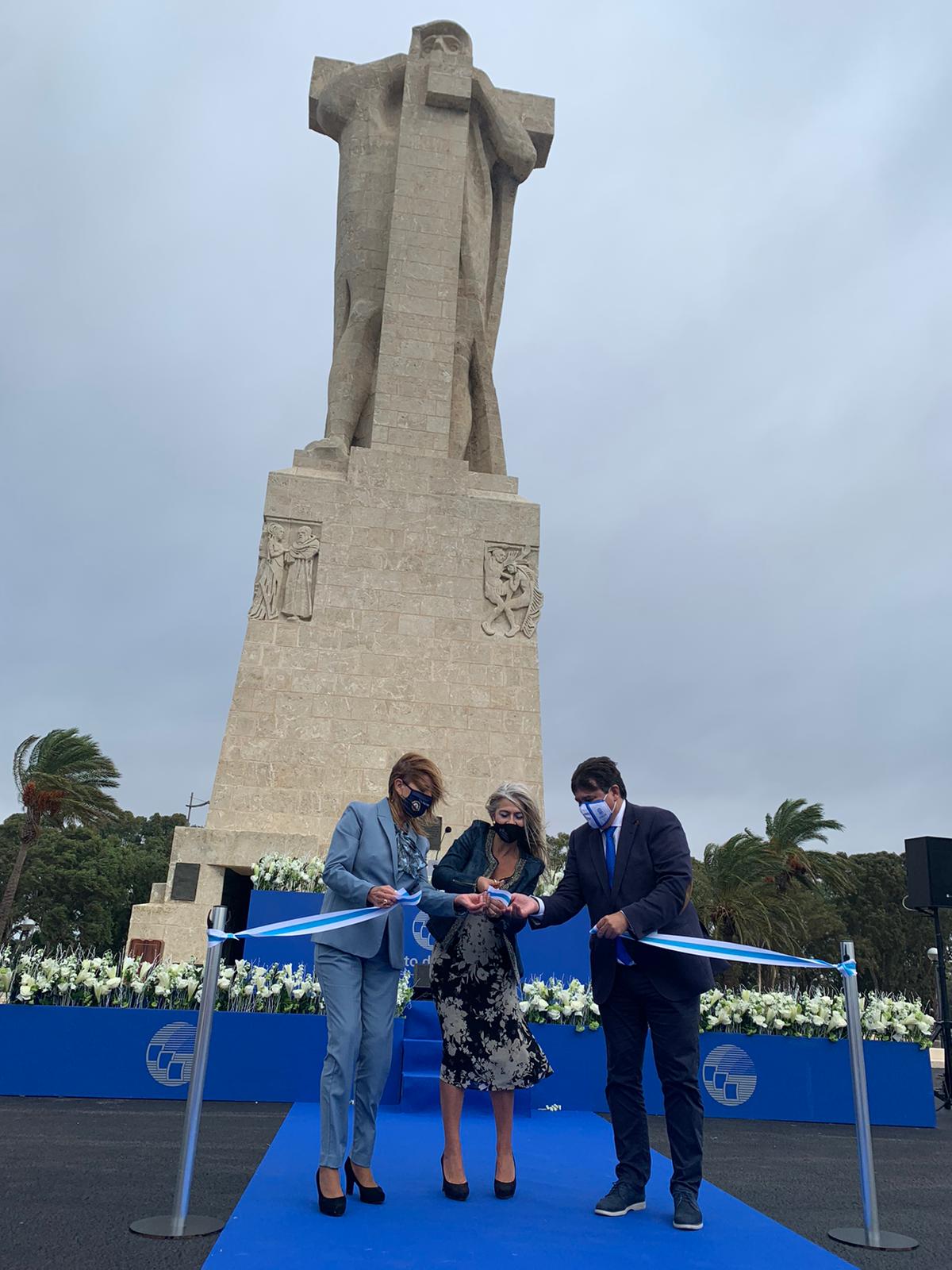 Inaugurado el "nuevo" Monumento a Colón tras su restauración Inaugurado el "nuevo" Monumento a Colón tras su restauración