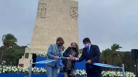 Corte de cinta en la inauguración del Monumento a la Fe Descubridora Corte de cinta en la inauguración del Monumento a la Fe Descubridora