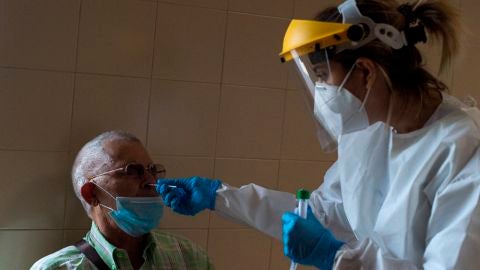 Una sanitaria realiza una PCR a un hombre