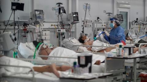 Personal m&eacute;dico realiza controles de rutina a pacientes COVID-19