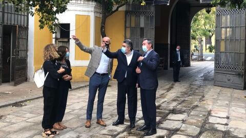 El ministro de Cultura, Jos&eacute; Manuel Rodr&iacute;guez Uribes, acompa&ntilde;ado del alcalde de Sevilla, Juan Espadas, y el delegado de Cultura, Antonio Mu&ntilde;oz
