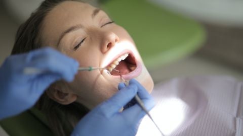 Mujer en el dentista