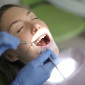 Mujer en el dentista