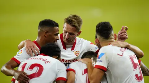 Los jugadores del Sevilla F.C. celebran un gol Los jugadores del Sevilla F.C. celebran un gol
