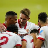 Los jugadores del Sevilla F.C. celebran un gol