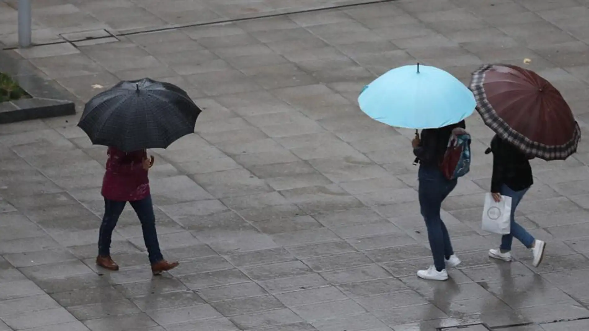 Peatones con paraguas durante un día lluvioso