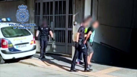 El presunto autor del homicidio, escoltado por la polic&iacute;a