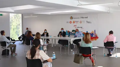 Imatge de la reunió de l´alcalde Benlloch amb els directors dels col-legis en la BUC. Els directos dels centres educatius reivindiquen al consistori la mancança del subministrament per seguir complint amb les mesures sanitàries.
