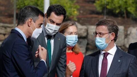 Pedro S&aacute;nchez charla con Alberto N&uacute;&ntilde;ez Feij&oacute;o y Juanma Moreno en una imagen de archivo