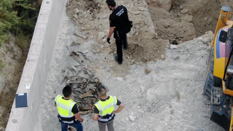 Agentes de la polic&iacute;a junto a restos &oacute;seos de animales encontrados en la finca del detenido en Elche.