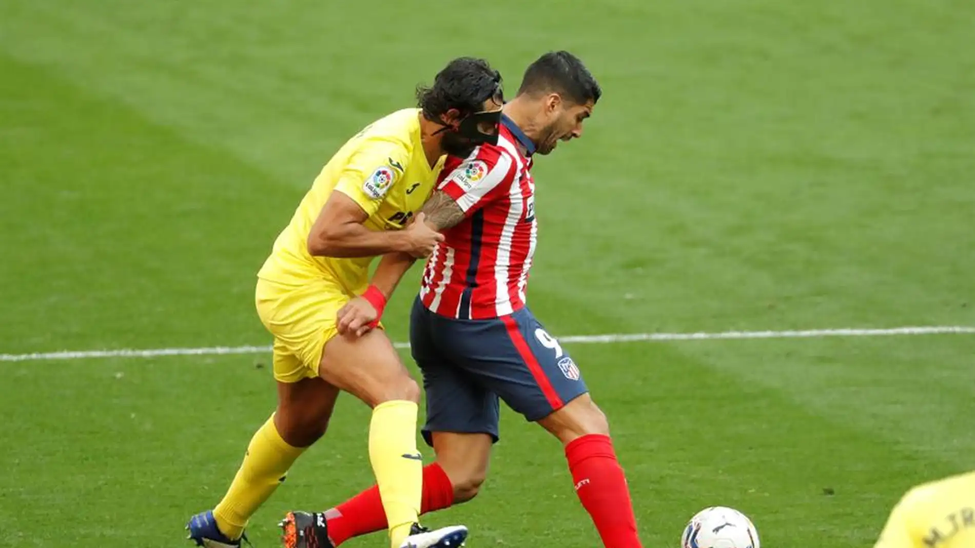Luis Suárez pelea un balón con el defensa del Villarreal Raúl Albiol 