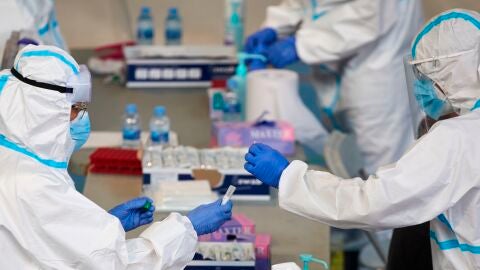 Personal sanitario realizan pruebas PCR
