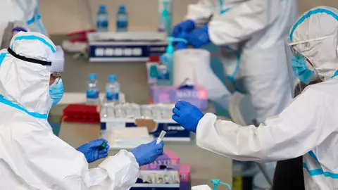Personal sanitario realizan pruebas PCR Personal sanitario realizan pruebas PCR