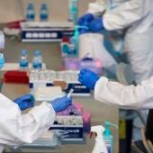 Personal sanitario realizan pruebas PCR