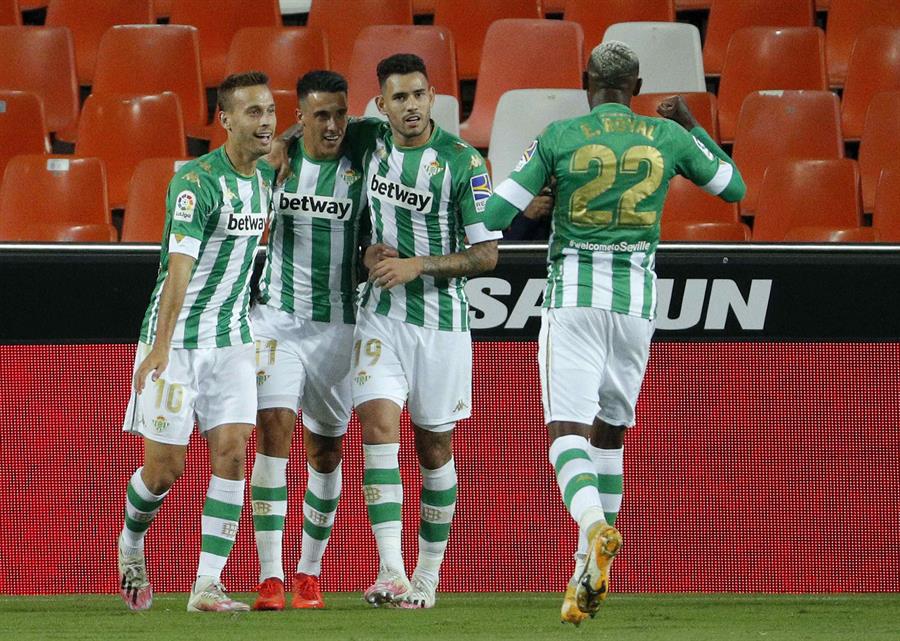 El Betis se pone líder tras ganar en Mestalla con goles de Tello y Canales El Betis se pone líder tras ganar en Mestalla con goles de Tello y Canales