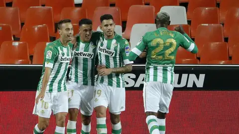 El Betis celebra el gol de Canales. El Betis celebra el gol de Canales.
