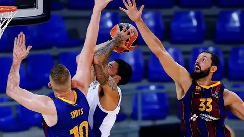 El base estadounidense del CSKA de Moscú Mike James entra a canasta defendido por Rolands Smits y Nikola Mirotic, ambos del Barça, en el Palau Blaugrana, en Barcelona El base estadounidense del CSKA de Moscú Mike James entra a canasta defendido por Rolands Smits y Nikola Mirotic, ambos del Barça, en el Palau Blaugrana, en Barcelona