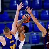 El base estadounidense del CSKA de Moscú Mike James entra a canasta defendido por Rolands Smits y Nikola Mirotic, ambos del Barça, en el Palau Blaugrana, en Barcelona El base estadounidense del CSKA de Moscú Mike James entra a canasta defendido por Rolands Smits y Nikola Mirotic, ambos del Barça, en el Palau Blaugrana, en Barcelona