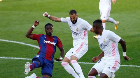 Karim Benzema pelea un bal&oacute;n con el centrocampista franc&eacute;s del Levante Mickael Malsa
