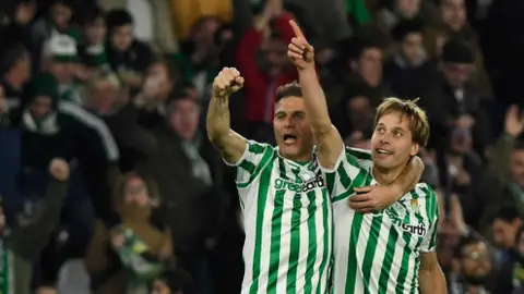 Sergio Canales y Joaquín, en un partido ante el Betis. Sergio Canales y Joaquín, en un partido ante el Betis.