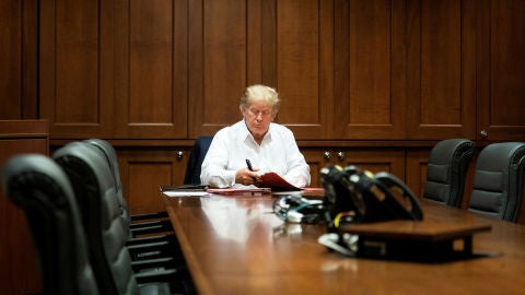 Donald Trump, en una reuni&oacute;n mientras recibe tratamiento por COVID-19