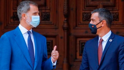 El rey Felipe VI junto al presidente del Gobierno, Pedro Sánchez