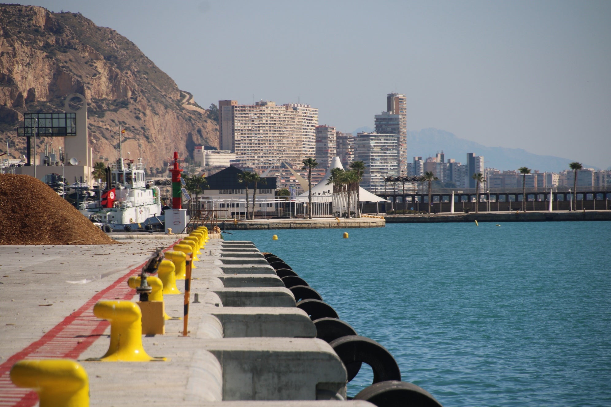 El puerto de Alicante reduce tasas por valor de 1,4 millones de euros para apoyar a las empresas que tienen concesiones El puerto de Alicante reduce tasas por valor de 1,4 millones de euros para apoyar a las empresas que tienen concesiones