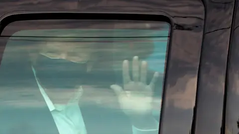 Donald Trump saluda a sus seguidores desde el coche Donald Trump saluda a sus seguidores desde el coche