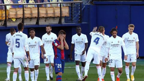 Los jugadores del Real Madrid celebran la victoria ante el Levante. 