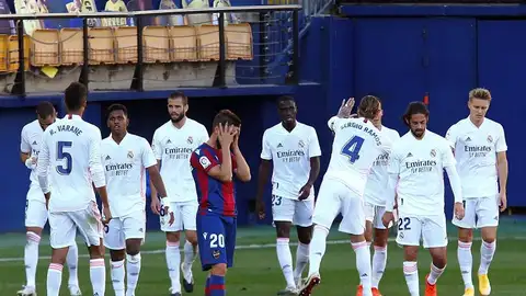 Los jugadores del Real Madrid celebran la victoria ante el Levante. Los jugadores del Real Madrid celebran la victoria ante el Levante.