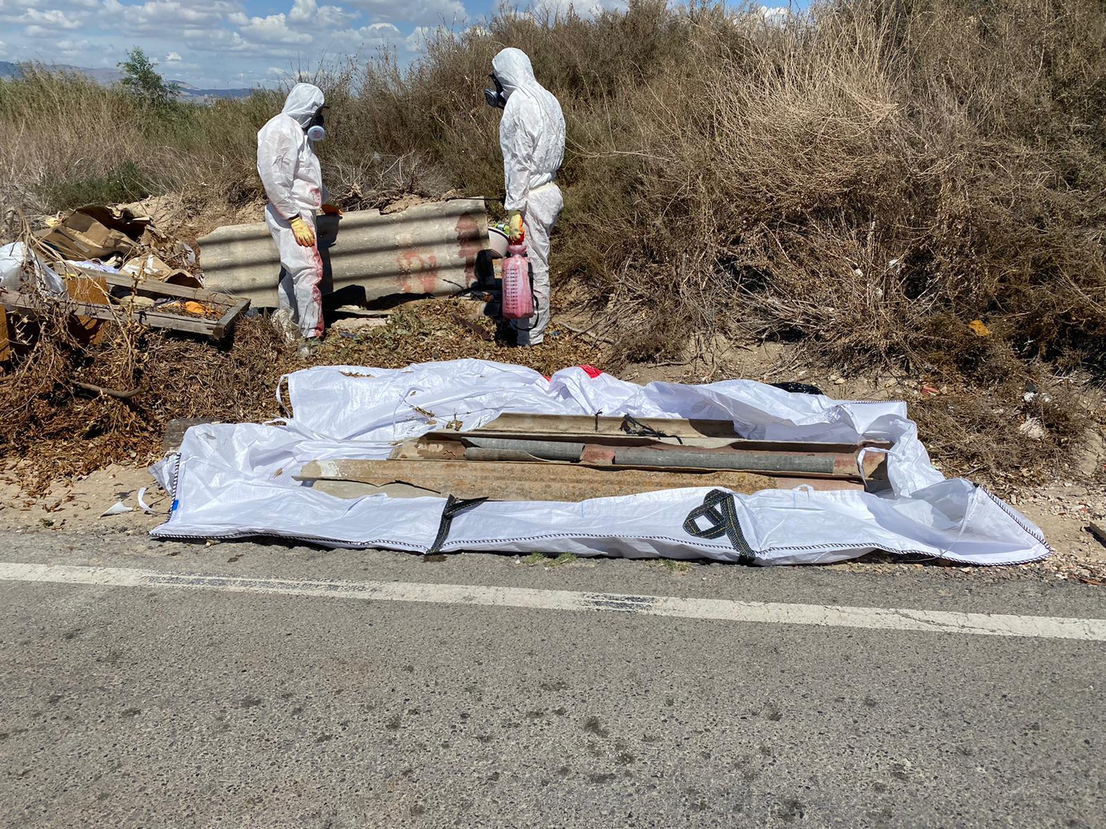 El Ayuntamiento de Elche retira más de dos toneladas de elementos con fibrocemento vertidos en caminos rurales El Ayuntamiento de Elche retira más de dos toneladas de elementos con fibrocemento vertidos en caminos rurales